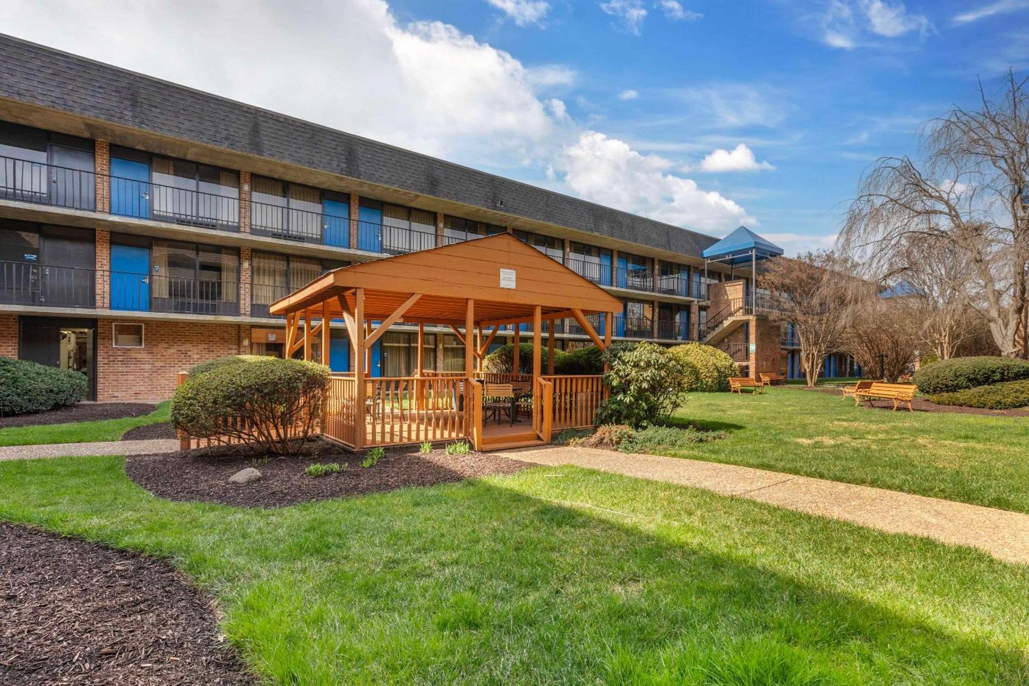 Suburban Studios Tysons Corner Vienna Exterior photo