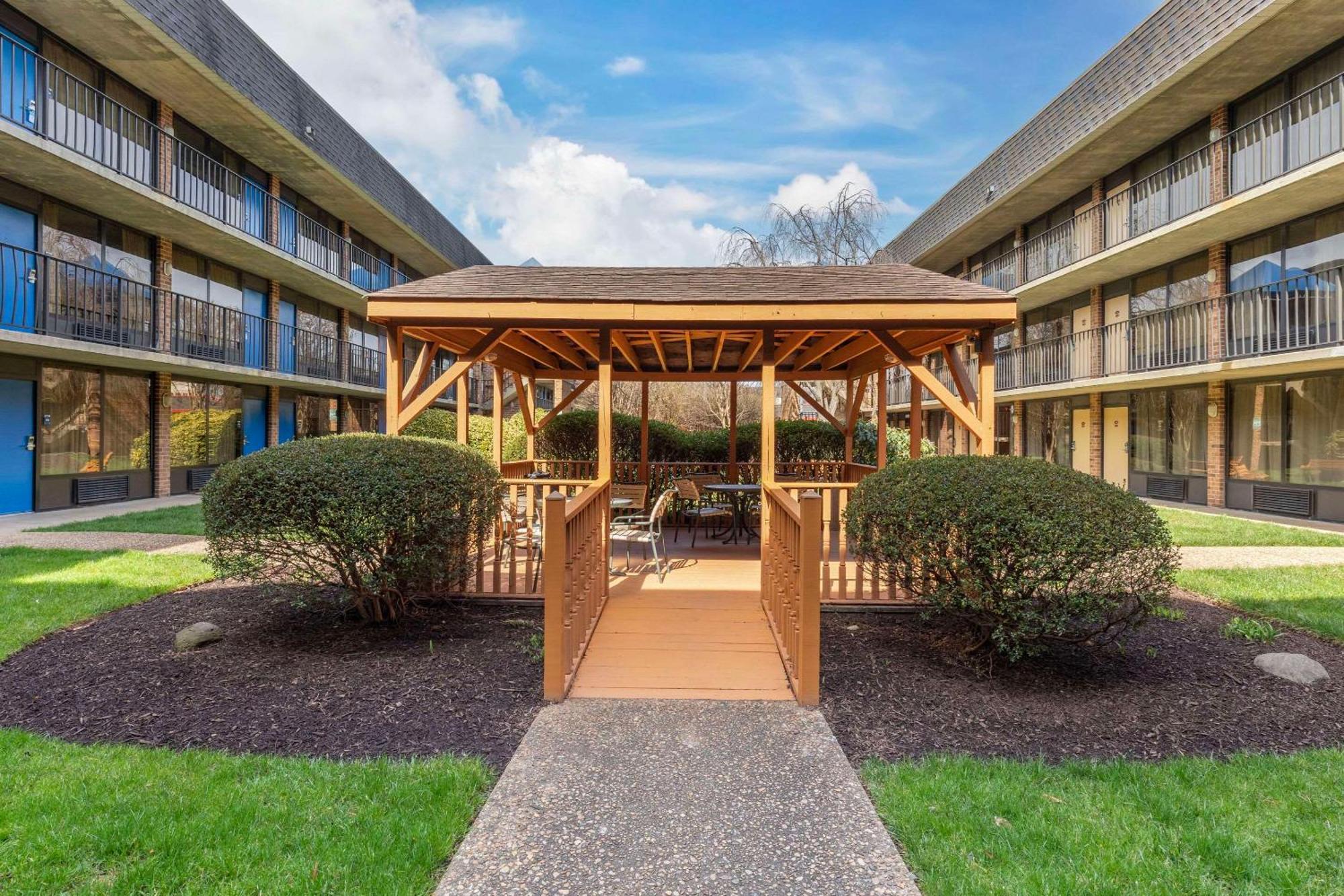 Suburban Studios Tysons Corner Vienna Exterior photo